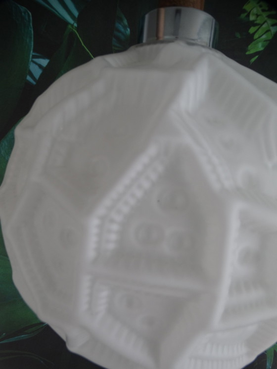 Image 1 of Lampe pendante en verre au lait avec motif en relief