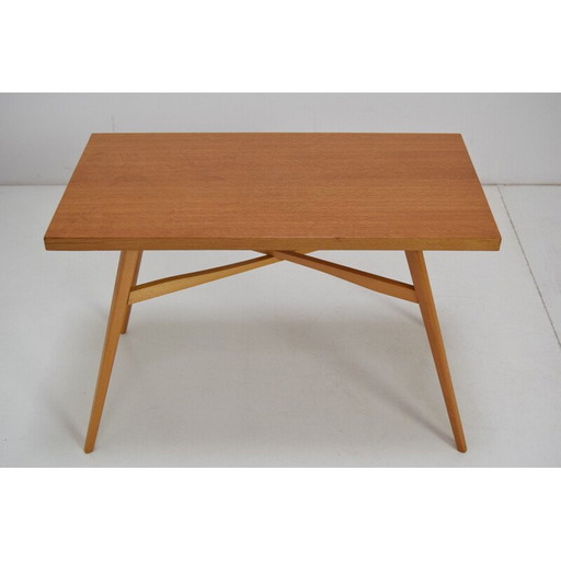 Table basse vintage en chêne de Drevopodnik Holesov, Tchécoslovaquie 1970