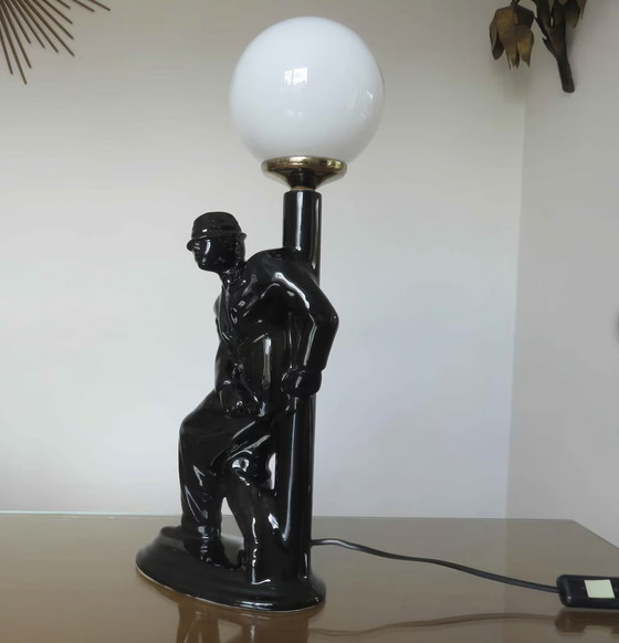 Image 1 of Grande Lampe " Homme Au Lampadaire " En Céramique Noire Et Boule Opaline Blanche