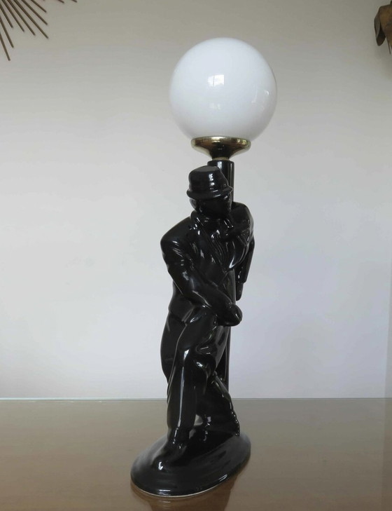 Image 1 of Grande Lampe " Homme Au Lampadaire " En Céramique Noire Et Boule Opaline Blanche