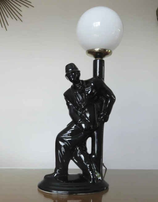 Grande Lampe " Homme Au Lampadaire " En Céramique Noire Et Boule Opaline Blanche