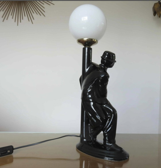 Image 1 of Grande Lampe " Homme Au Lampadaire " En Céramique Noire Et Boule Opaline Blanche