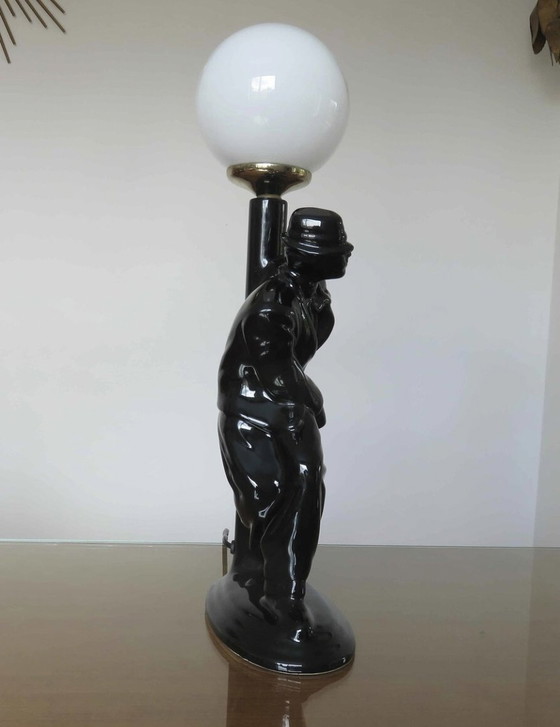 Image 1 of Grande Lampe " Homme Au Lampadaire " En Céramique Noire Et Boule Opaline Blanche