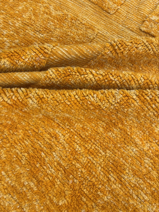 Image 1 of Tapis berbère marocain jaune