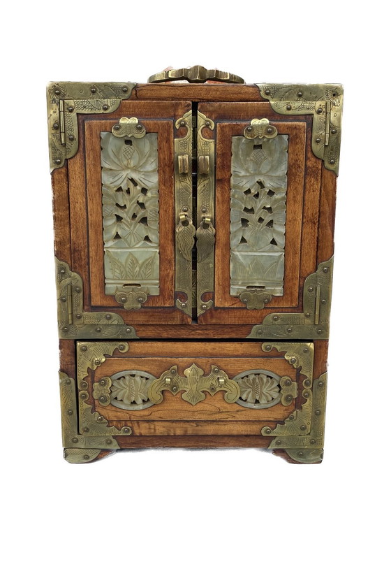 Image 1 of Boîte à bijoux chinoise ancienne - Noyer fait à la main avec des détails en laiton et en jade (années 1960)