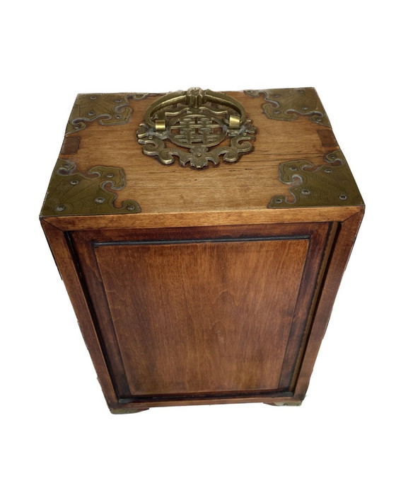 Image 1 of Boîte à bijoux chinoise ancienne - Noyer fait à la main avec des détails en laiton et en jade (années 1960)
