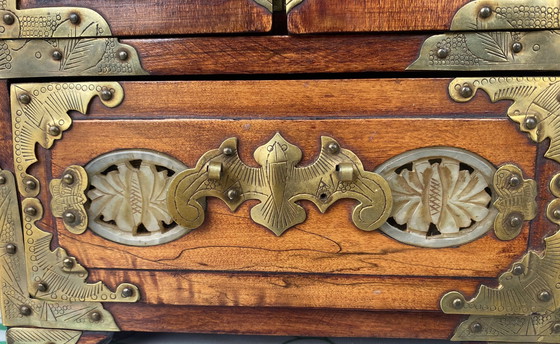Image 1 of Boîte à bijoux chinoise ancienne - Noyer fait à la main avec des détails en laiton et en jade (années 1960)