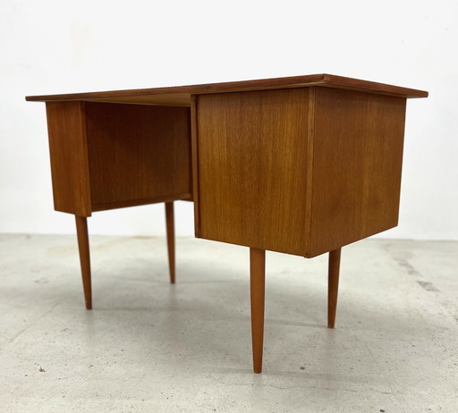 Petit bureau asymétrique danois en teck, années 1960.