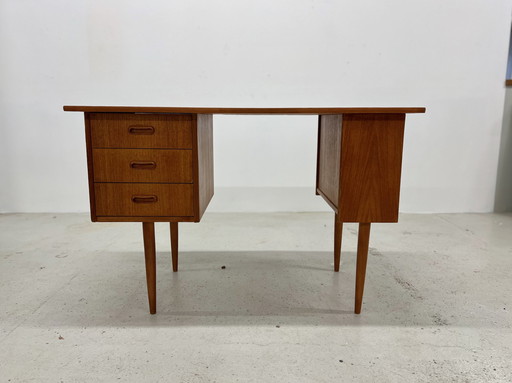 Petit bureau asymétrique danois en teck, années 1960.