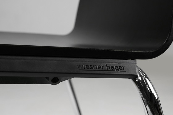 Image 1 of Chaise noire avec accoudoirs, Mid Century Modern, Belgique