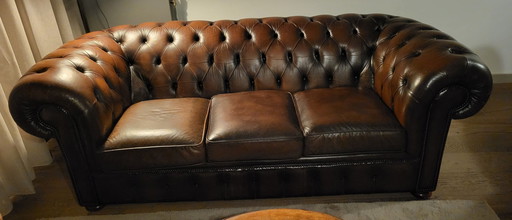 Canapé Chesterfield, chaises et hocker