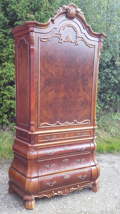 Armoire à panse classique