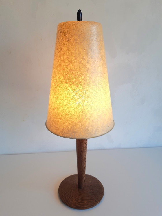 Image 1 of Lampe de table Mid Century avec pied de lampe en bois et abat-jour en fibre de verre, style années 50, lampe en polyester