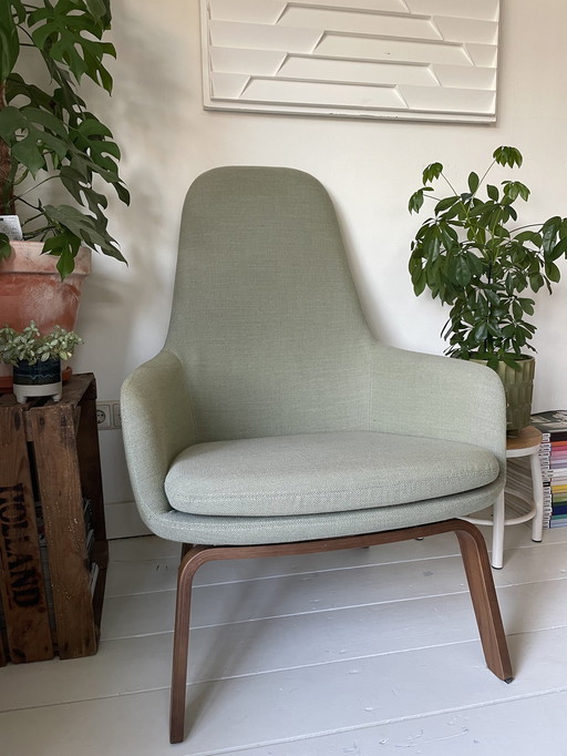 Fauteuil Normann Copenhagen, vert clair avec pieds en bois de noyer