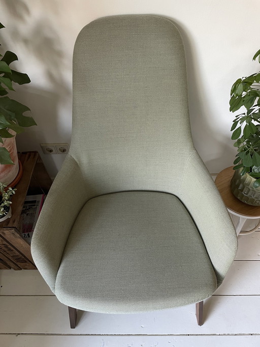 Fauteuil Normann Copenhagen, vert clair avec pieds en bois de noyer