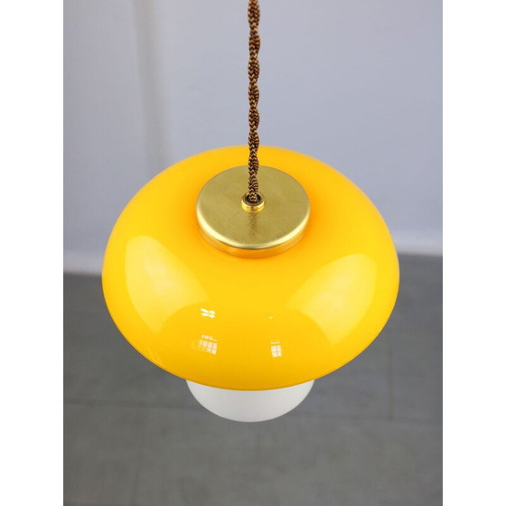 Image 1 of Lampe suspendue en verre jaune et laiton du Mid Century