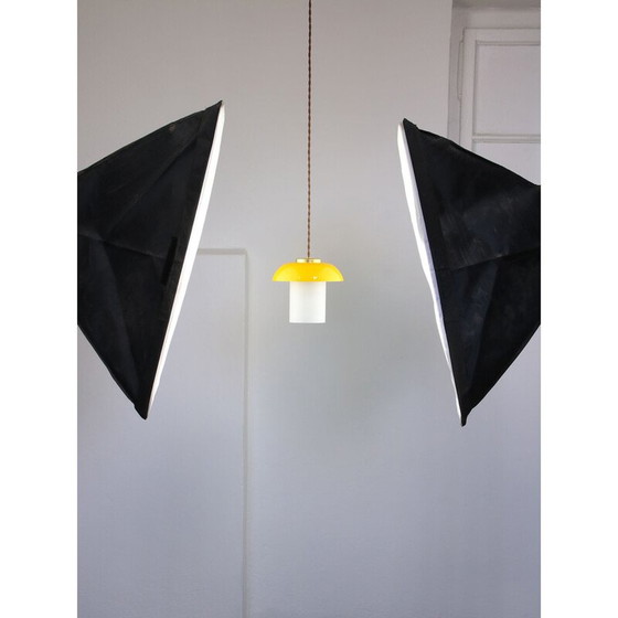 Image 1 of Lampe suspendue en verre jaune et laiton du Mid Century