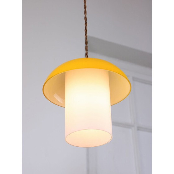 Image 1 of Lampe suspendue en verre jaune et laiton du Mid Century