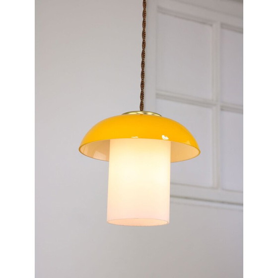 Image 1 of Lampe suspendue en verre jaune et laiton du Mid Century