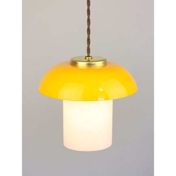 Image 1 of Lampe suspendue en verre jaune et laiton du Mid Century