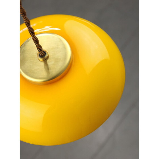 Image 1 of Lampe suspendue en verre jaune et laiton du Mid Century