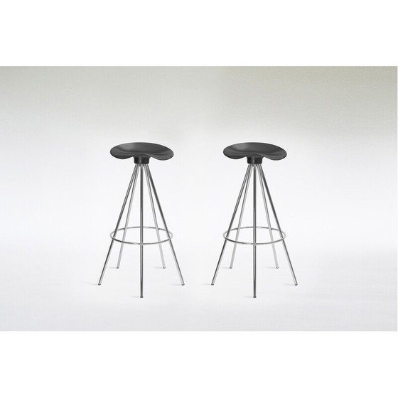 Image 1 of Paire de tabourets de bar vintage en hêtre et chrome par Pepe Cortés pour Amat, 1990