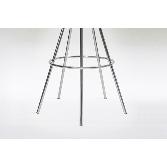 Image 1 of Paire de tabourets de bar vintage en hêtre et chrome par Pepe Cortés pour Amat, 1990