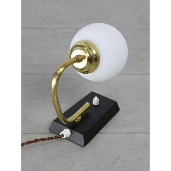 Image 1 of Lampe de table Mid Century en laiton et opaline