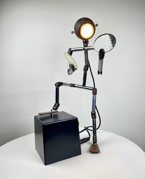 Image 1 of Iconique lampe de table vintage Osqar Robot Sculpture - Design By Ygnacio Baranga 1980S