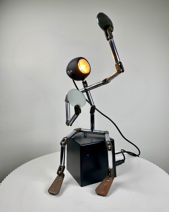 Image 1 of Iconique lampe de table vintage Osqar Robot Sculpture - Design By Ygnacio Baranga 1980S