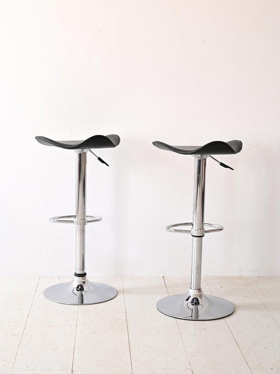 Image 1 of Paire de tabourets de bar modernes en similicuir noir et chrome