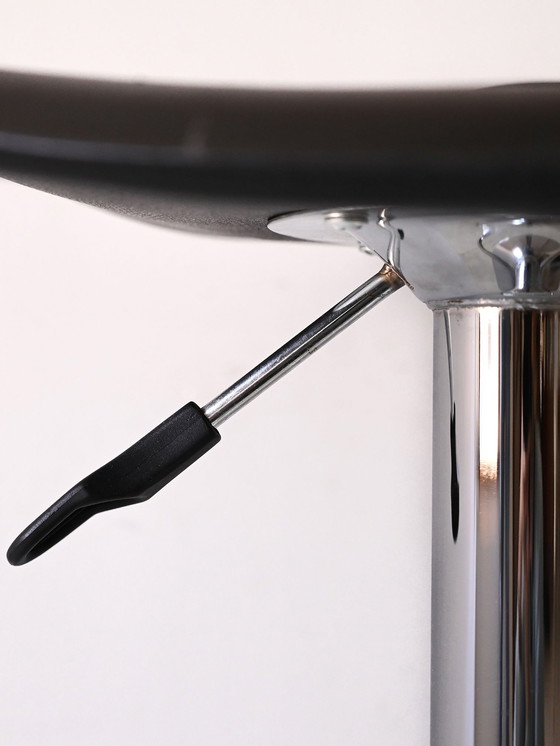 Image 1 of Paire de tabourets de bar modernes en similicuir noir et chrome