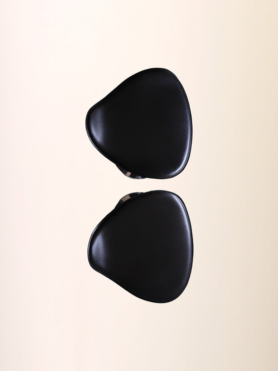 Image 1 of Paire de tabourets de bar modernes en similicuir noir et chrome