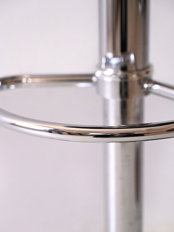 Image 1 of Paire de tabourets de bar modernes en similicuir noir et chrome