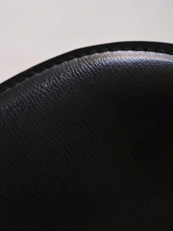Image 1 of Paire de tabourets de bar modernes en similicuir noir et chrome