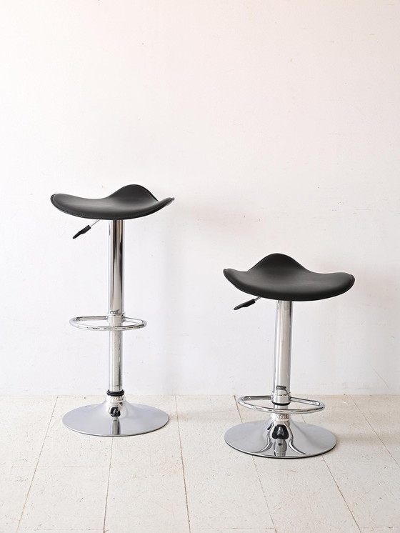 Image 1 of Paire de tabourets de bar modernes en similicuir noir et chrome
