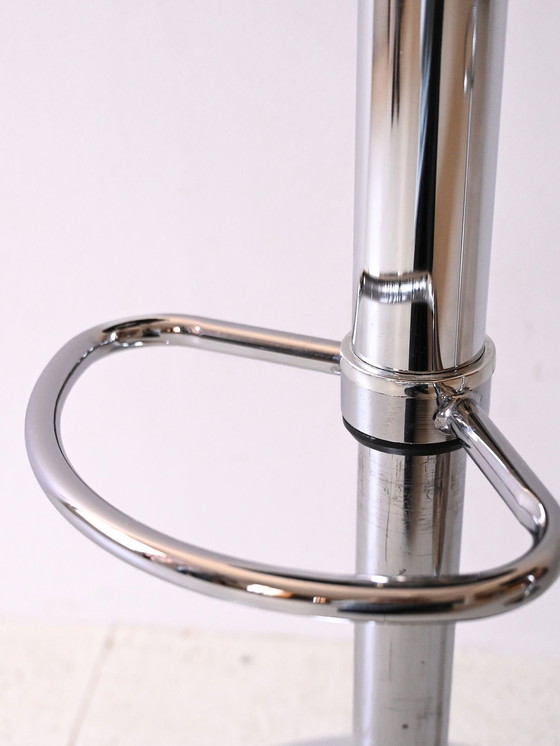 Image 1 of Paire de tabourets de bar modernes en similicuir noir et chrome
