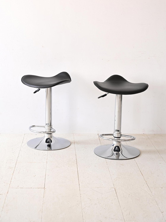 Image 1 of Paire de tabourets de bar modernes en similicuir noir et chrome