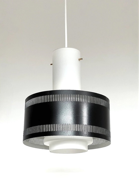 Image 1 of Suspension scandinave en métal laqué et opalin des années 50.