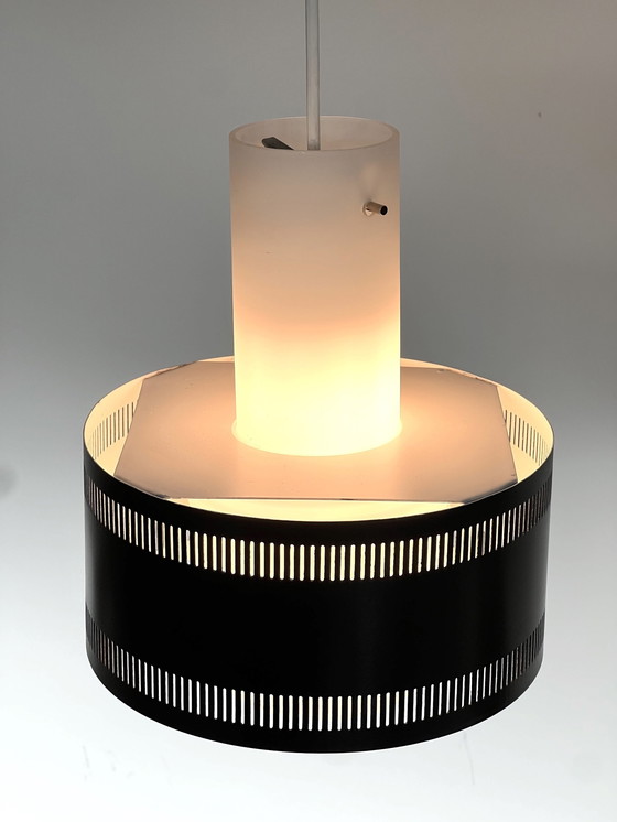 Image 1 of Suspension scandinave en métal laqué et opalin des années 50.