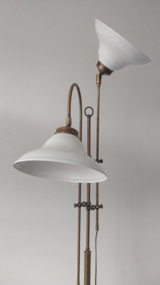 Image 1 of Lampadaire vintage en laiton avec abat-jour en métal émaillé