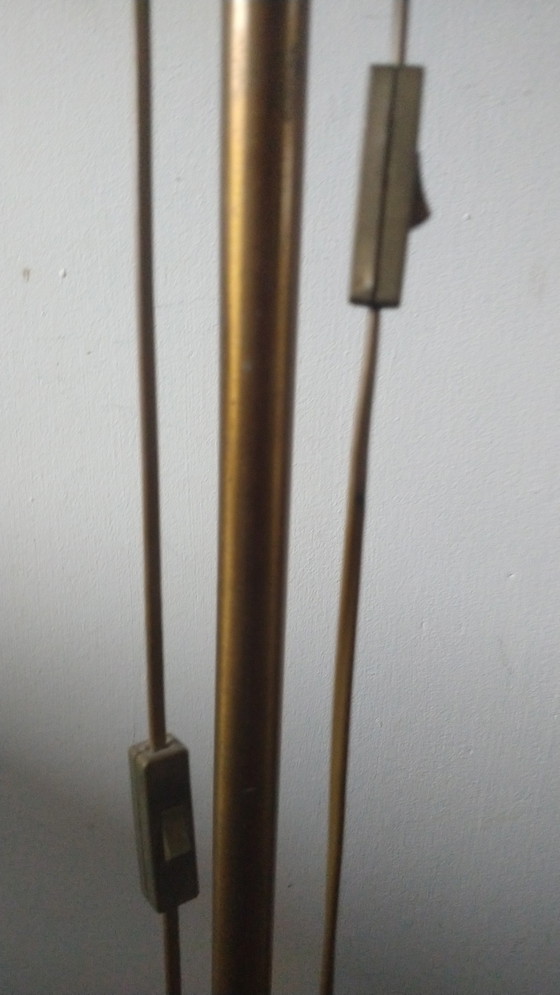 Image 1 of Lampadaire vintage en laiton avec abat-jour en métal émaillé