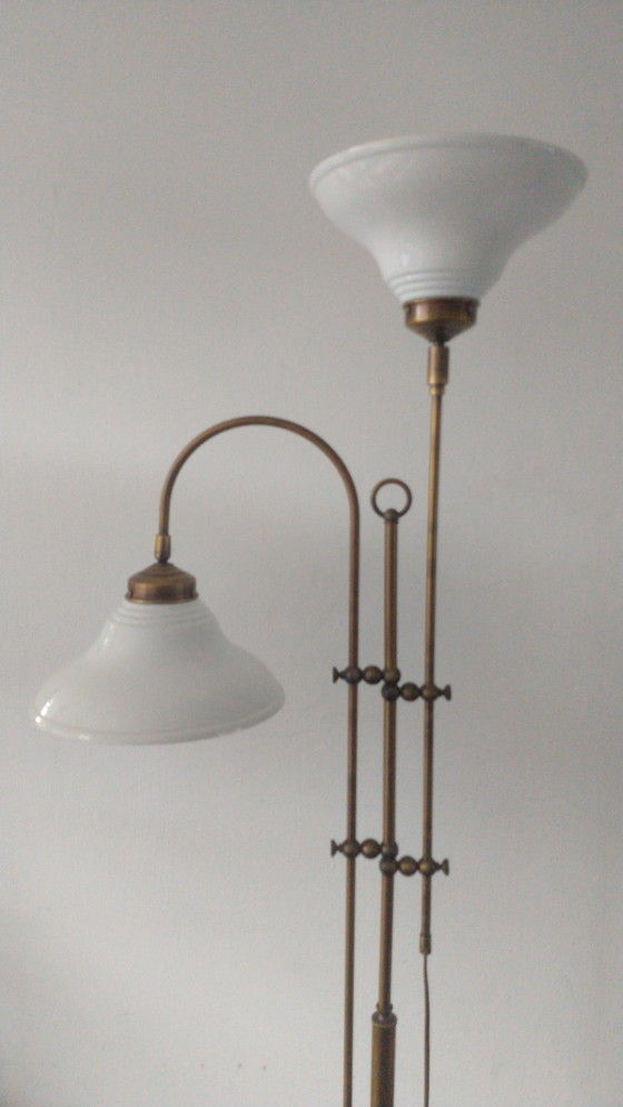 Image 1 of Lampadaire vintage en laiton avec abat-jour en métal émaillé