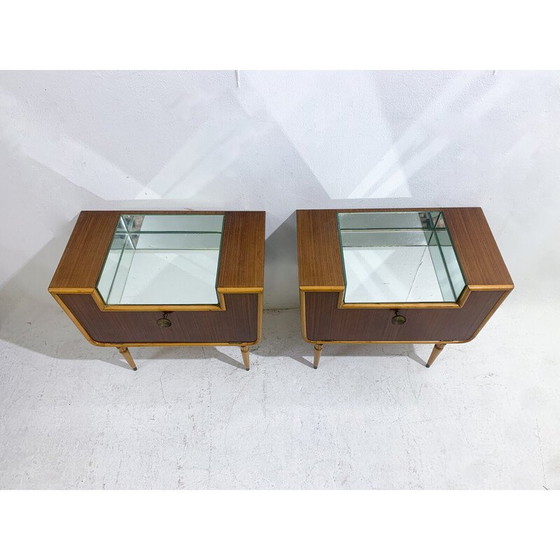 Image 1 of Paire de tables de nuit italiennes du milieu du siècle en bois et verre, années 1950