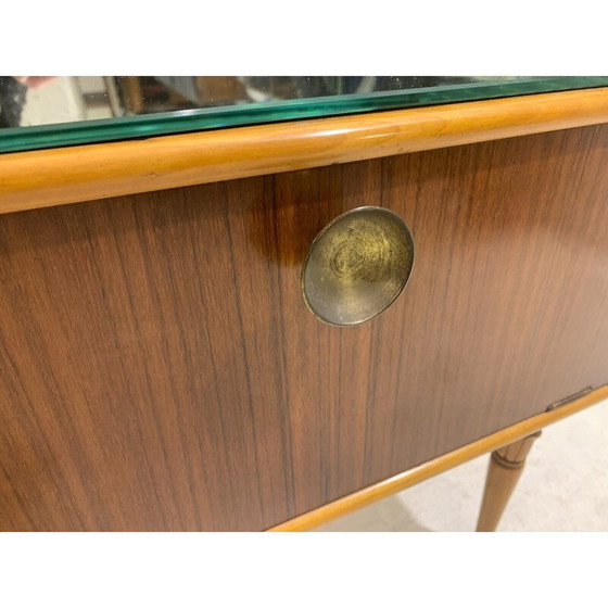 Image 1 of Paire de tables de nuit italiennes du milieu du siècle en bois et verre, années 1950