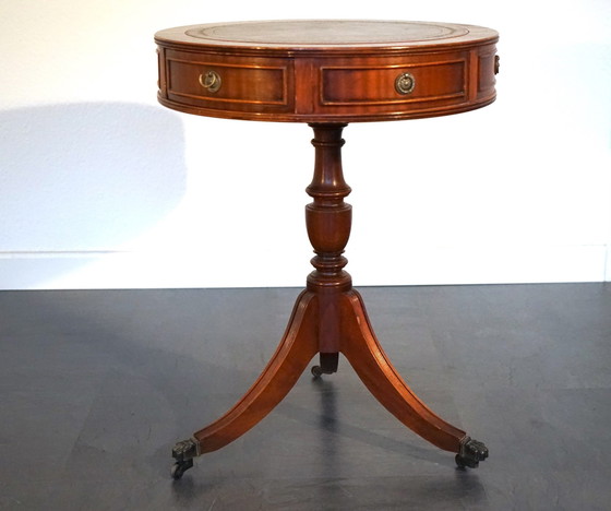 Image 1 of Ancienne table d'appoint anglaise avec plateau en cuir