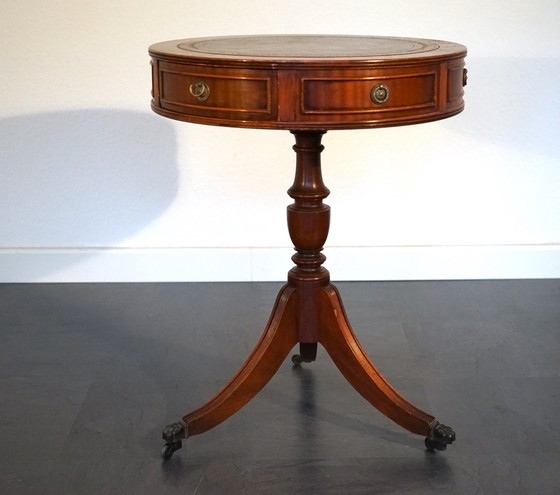 Image 1 of Ancienne table d'appoint anglaise avec plateau en cuir