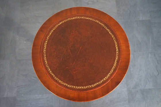 Image 1 of Ancienne table d'appoint anglaise avec plateau en cuir