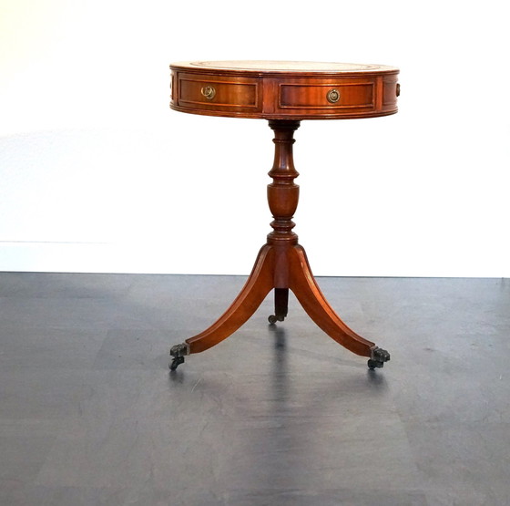 Image 1 of Ancienne table d'appoint anglaise avec plateau en cuir