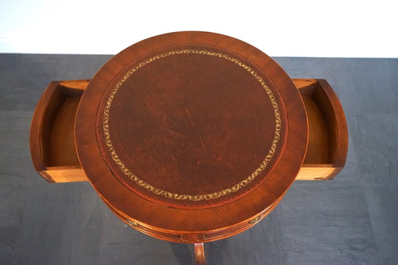 Image 1 of Ancienne table d'appoint anglaise avec plateau en cuir